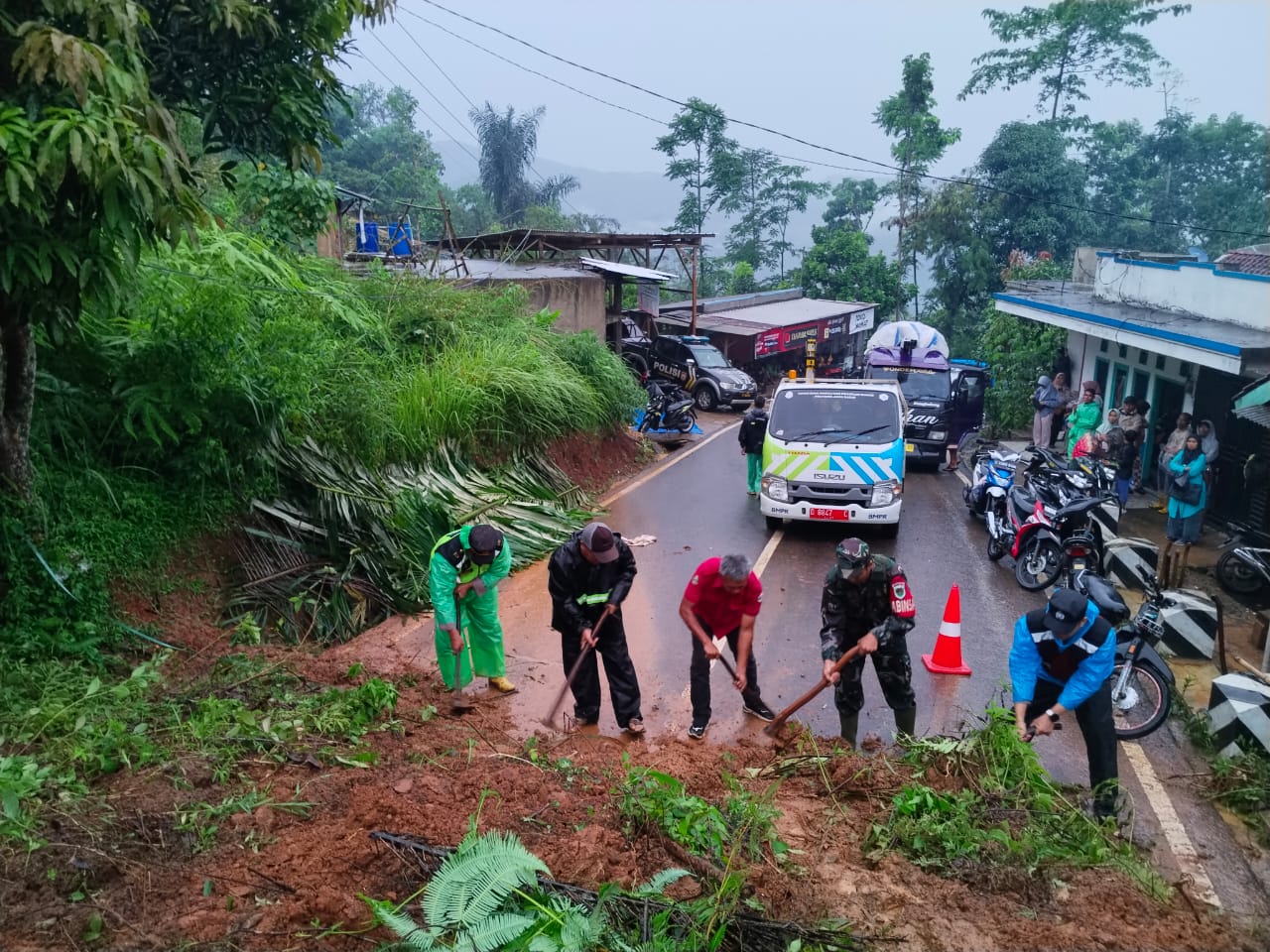 Longsor di Jalan Raya Pakenjeng–Bungbulang Garut Tutup Badan Jalan, Kendaraan tidak Bisa Melintas